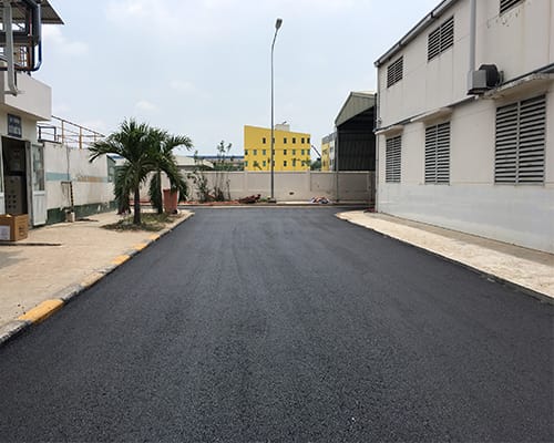 Hình ảnh thi công trải thảm nhựa bên trong khu công nghiệp